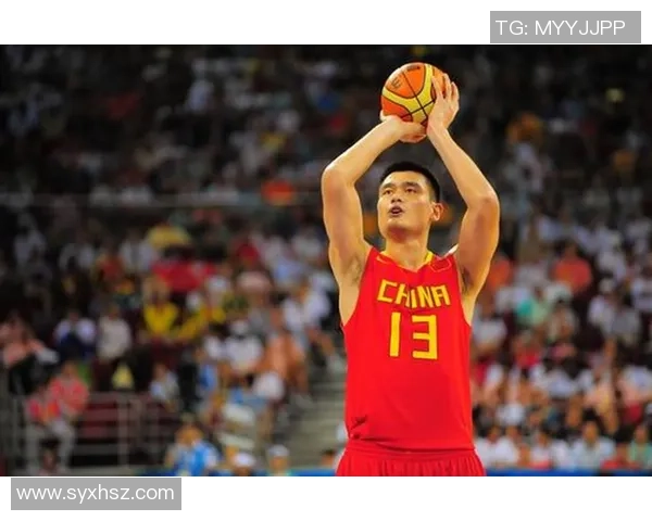 姚明在篮球场上的速度与灵活性超乎想象展现了巨人也能飞翔的魅力